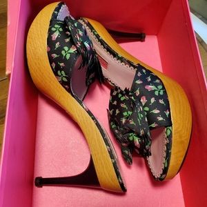 Betsy Johnson Floral Heels NEW 7.5